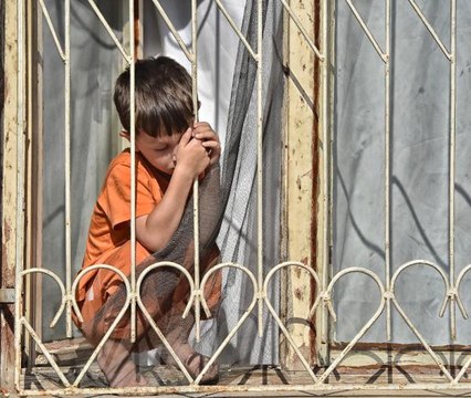 Evde Tek Başına Bırakılan Çocuk Pencereye Çıkıp Yardım İstedi