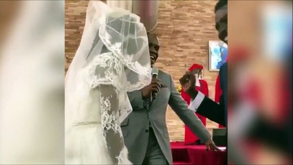 Il découvre le visage de sa femme et semble très satisfait! Hilarant...