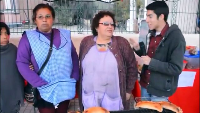 Ni vu ni connu, ce chien embarque discrètement un beignet! Bien joué!