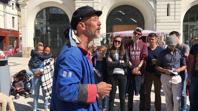 Hippolyte, crieur public donne de la voix au service des habitants.