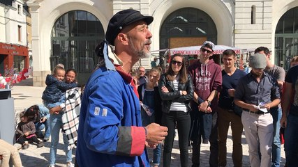 Hippolyte, crieur public donne de la voix au service des habitants.