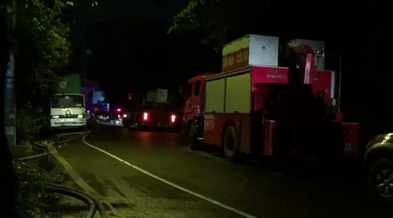 Hàng trăm chiến sĩ PCCC đang chữa cháy ở công ty Dệt may Thành Công