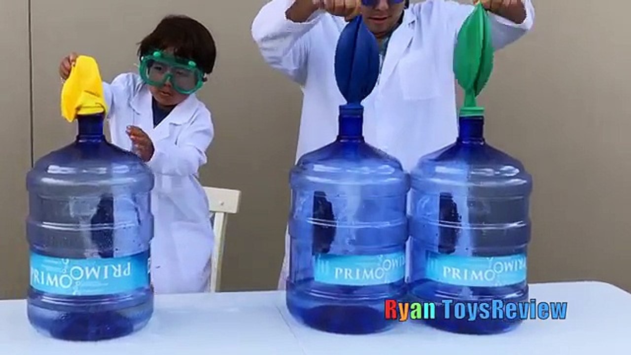 BLOWING UP GIANT BALLOON Baking Soda and Vinegar Experiment Easy Science Experiments for K