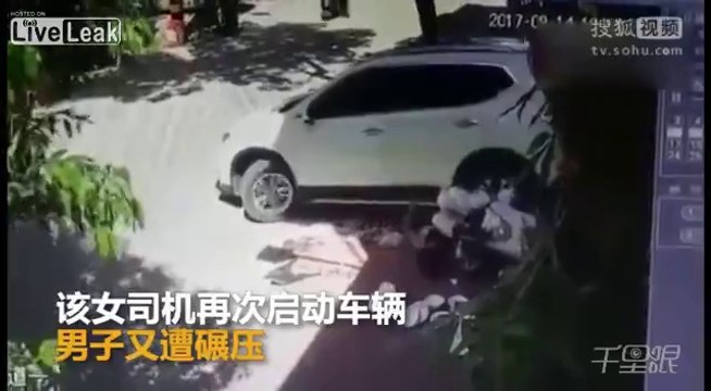 En voiture elle recule sur un homme en scooter et lui roule dessus !