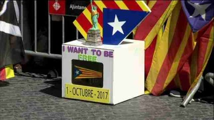 Puigdemont y Colau arropan alcaldes investigados mientras Rajoy apela a la legalidad