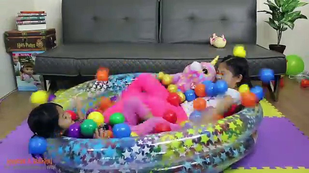 Bébés mal plage papa amusement amusement ruiné le le le le la vacances