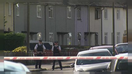 Polícia britânica faz buscas e mantém nível de alerta