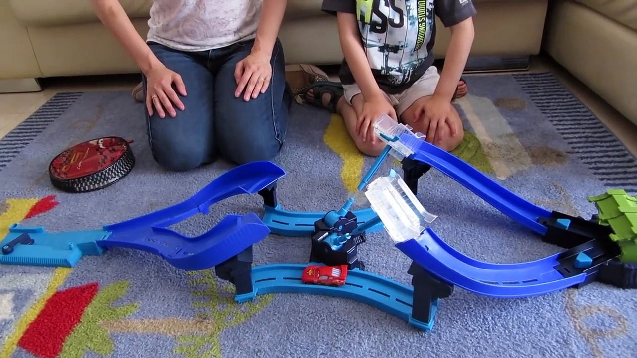 Rayo McQueen en español hace una carrera de supervivencia con otros coches en la pista Hot Wheels