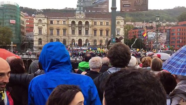 Milers de manifestants bascos canten l'Estaca en basc davant de l'Ajuntament de Bilbao