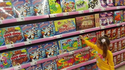 Elif arkadaşına hediye alıyor, oyuncak alışverişi