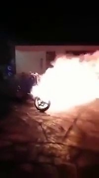 Ce biker crame sa moto en faisant un burn... Ridicule
