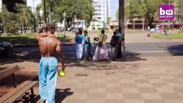 Il s'injecte de l'huile dans les muscles pour faire gonfler ses biceps