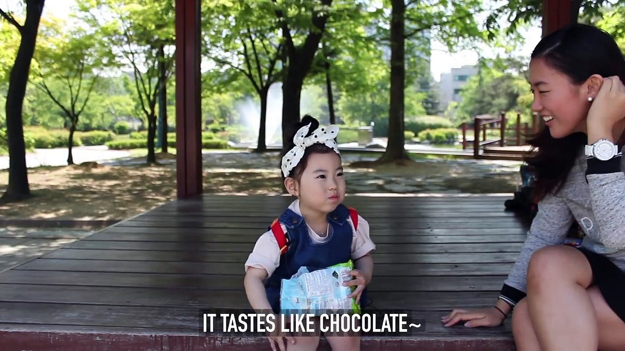 Cutest Korean Baby Yebin trying foreign foods 핵귀요미 예빈이의 외국 과자 시식