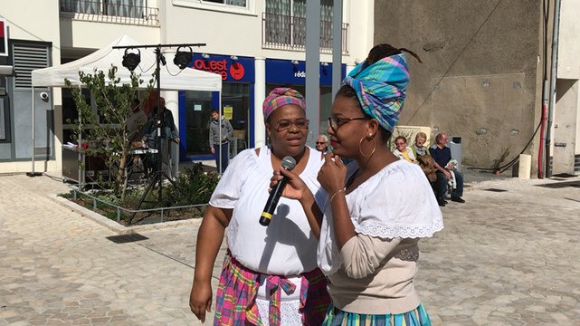 Les Flamboyants d'Ancenis chantent l'hymne de Saint-Martin.