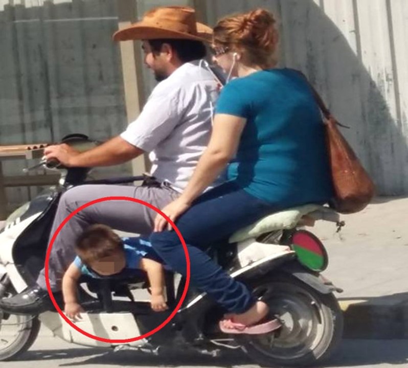 Sorumsuz Anne - Baba! Çocuklarını Ayaklarının Altına Alıp Trafiğe Çıktılar