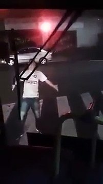 Un jeune brésilien tente de briser les vitres d'un bus par sa tête ! WTF