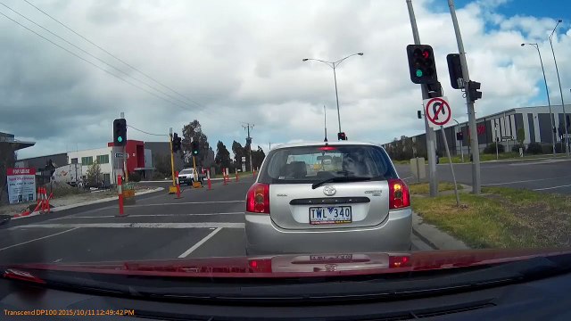 Un camion qui grille le feu rouge a failli finir mal !