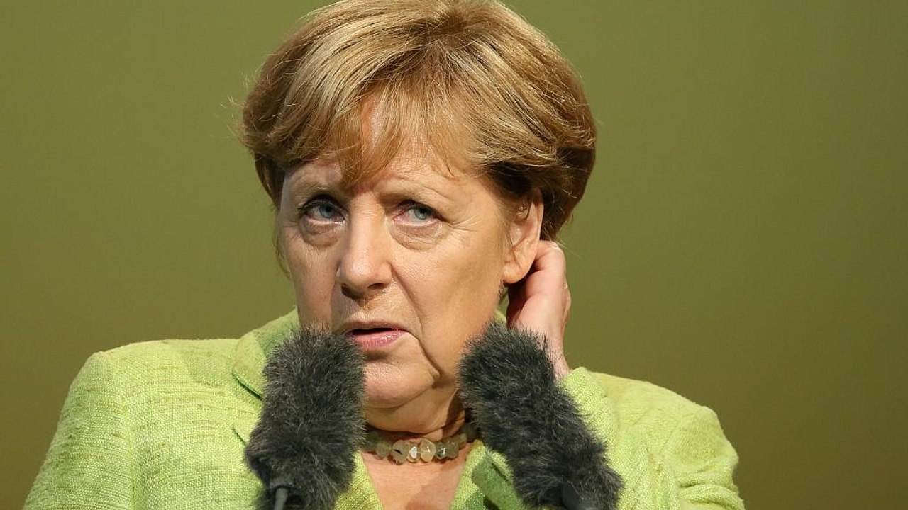 Merkel'e seçim mitinginde protesto