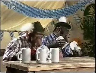 HIER MAL ETWAS LUSTIGES - AFFEN IM BIERZELT