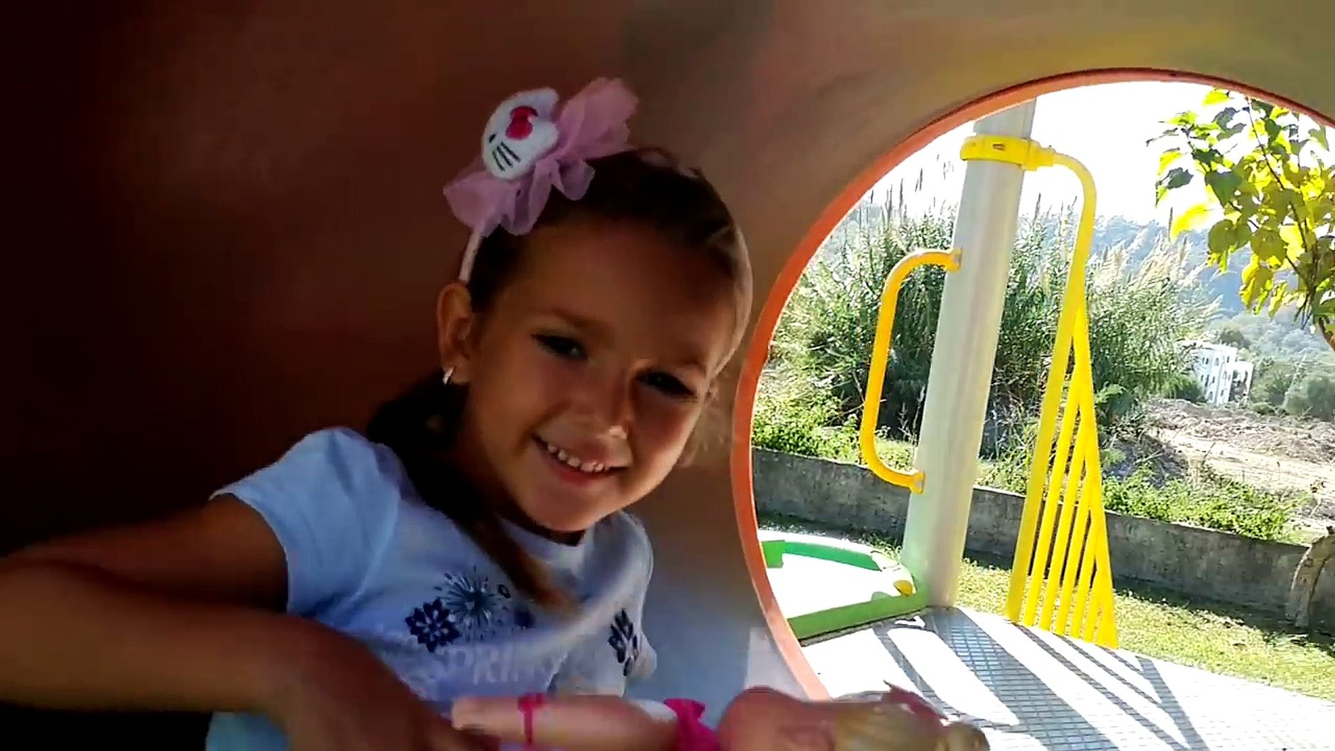Elif minik bebek ile parkta kinder joy ve ülker smart sürpriz yumurtalar  açıyor - Dailymotion Video