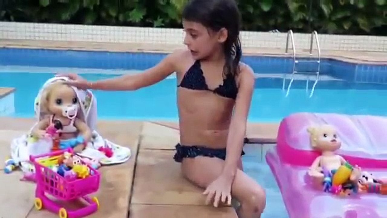 UM DIA NA PISCINA COM A BABY ALIVE!!