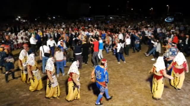 Eski Bakandan Efeleri Kıskandıracak Zeybek Gösterisi