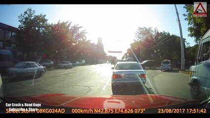 WORLDS MOST CRAZY DRIVERS CAUGHT ON CAMERA! Driving Fails August 2017 IV