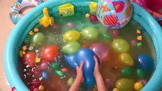 Et des ballons les couleurs des œufs la famille doigt joie Apprendre garderie avec Kinder Surprise trop playdoh