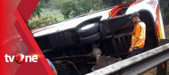 Jalan Licin Akibat Hujan, Satu Bus Terguling di Tol Jakarta-Merak