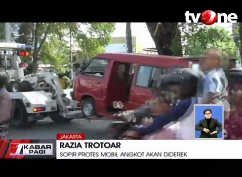 Protes Sopir Angkot Mobilnya Diderek