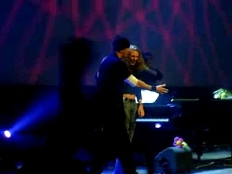 Pascal Obispo - Forest 25-10-2007 Charline au piano4