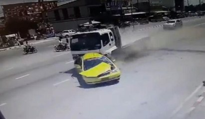 Kamyonet taksiyi biçti: 5 ölü