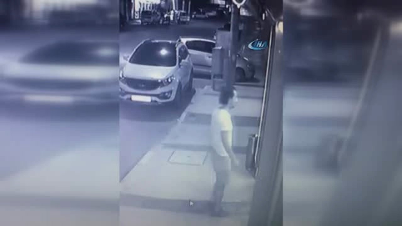 Kaldırımda Oturan Köpeğe Tekme Kamerada