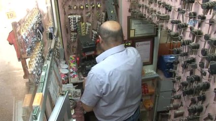 Üç Metre Karelik Dükkanda Elde Ettiği Gelirle İki Çocuğuna Üniversite Okuttu