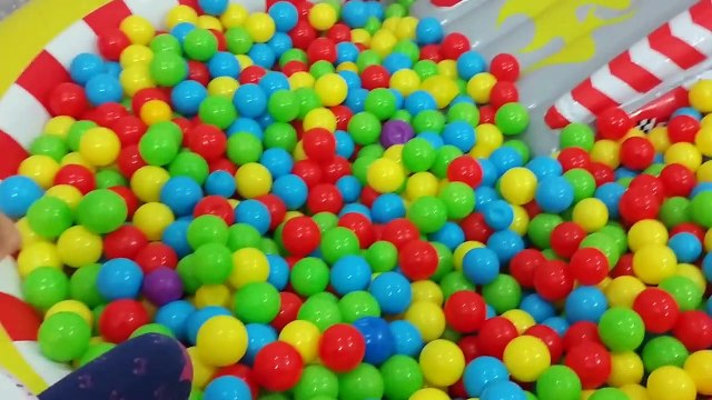 Cars top havuzunda balon kapmaca oynadık, eğlenceli çocuk videosu