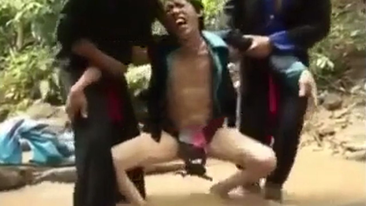 Ce mec se retrouve avec un crabe pendu à ses parties