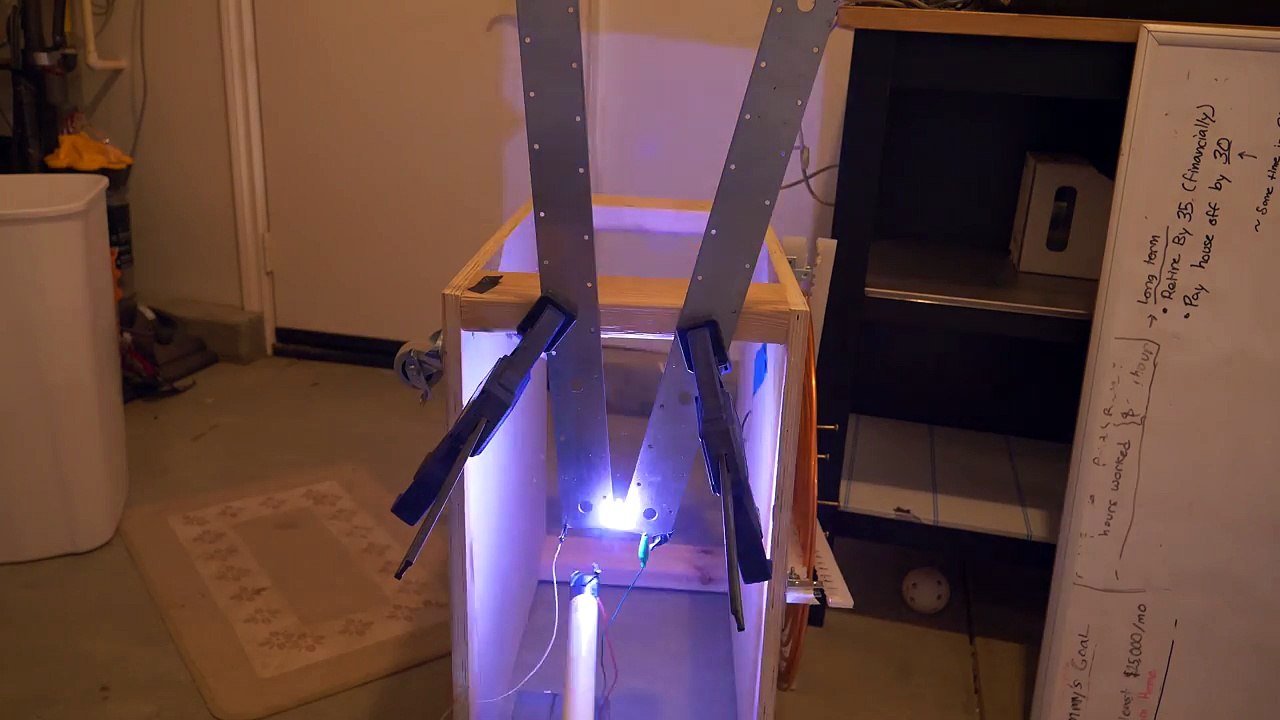 Il essaye de recréer un sabre laser Star Wars pour de Vrai !! Chimiste Fou !