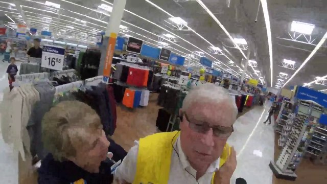 Ce vieux vendeur agresse un client qui se balade avec son vélo dans le supermarché !