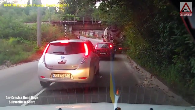 IDIOT DRIVERS CAUGHT ON CAMERA! Stupid Driving FAILS Compilation AUGUST 2017