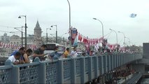 Galata Köprüsünde Balık Tutma Yarışı Renkli Görüntülere Sahne Oldu