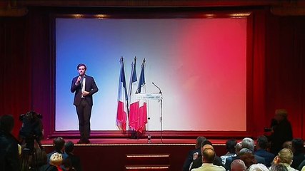 Les partisans de Nicolas Dupont-Aignan applaudissent le refoulement des journalistes de "Quotidien"