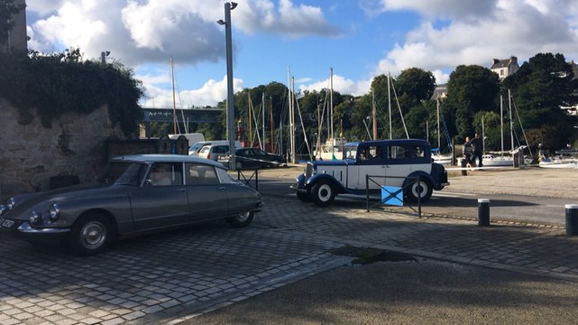 Les véhicules anciens à leur arrivée sur la place