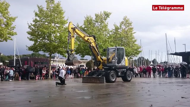Vannes. Scènes du golfe. Transports exceptionnels entre les gouttes