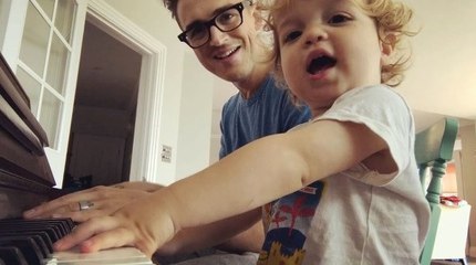 Daha Konuşma Bilmeyen Bebek, Babası Şarkı Söylerken Ona Eşlik Etti