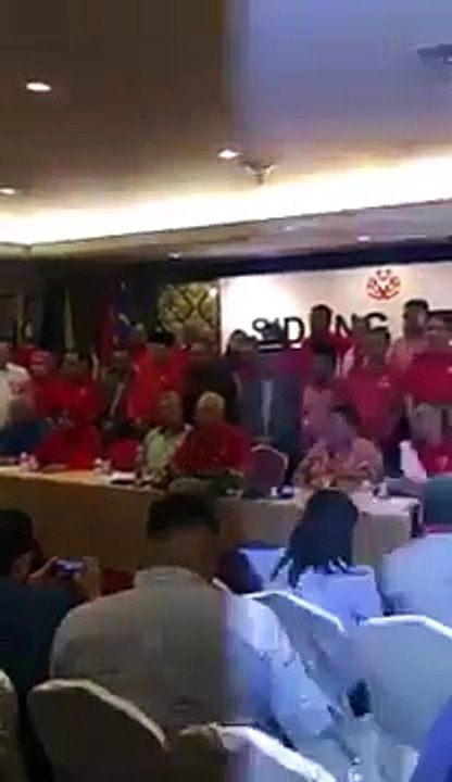 Perdana Menteri Datuk Seri Najib Tun Razak mengumumkan kemasukan semula Tan Sri Muhammad Bin Muhammad Taib ke dalam UMNO