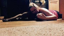 Son chien s’allonge sous sa tête quand elle a des convulsions