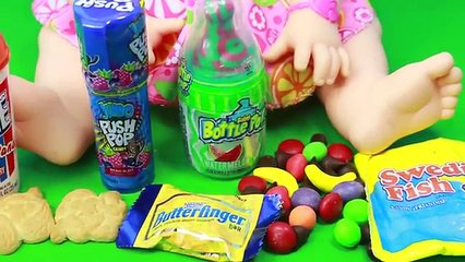 Vivant bébé Bonbons défi poupée en train de manger poisson aliments pousser Suédois contre Butterfinger m