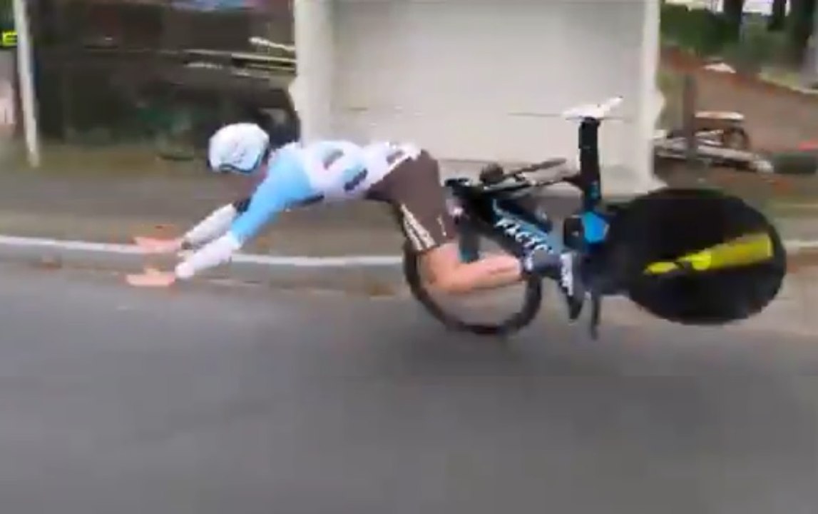 Le guidon du cycliste français Maxime Roger se brise et provoque sa chute violente à 60km/h
