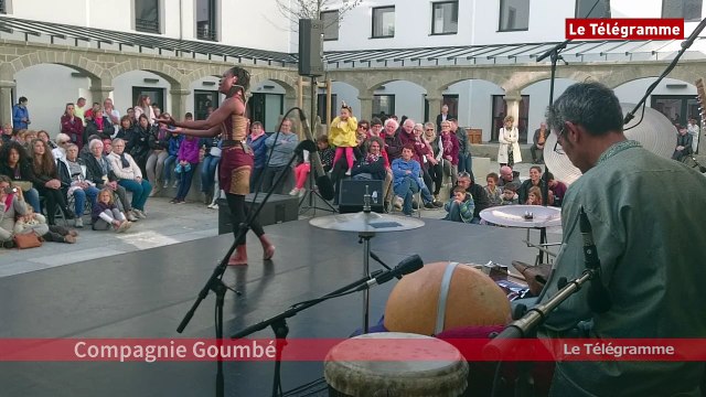 Landerneau. Danses africaines dans un ancien cloître