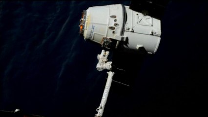 Dragon staccata dall'Iss comincia il viaggio di rientro a Terra